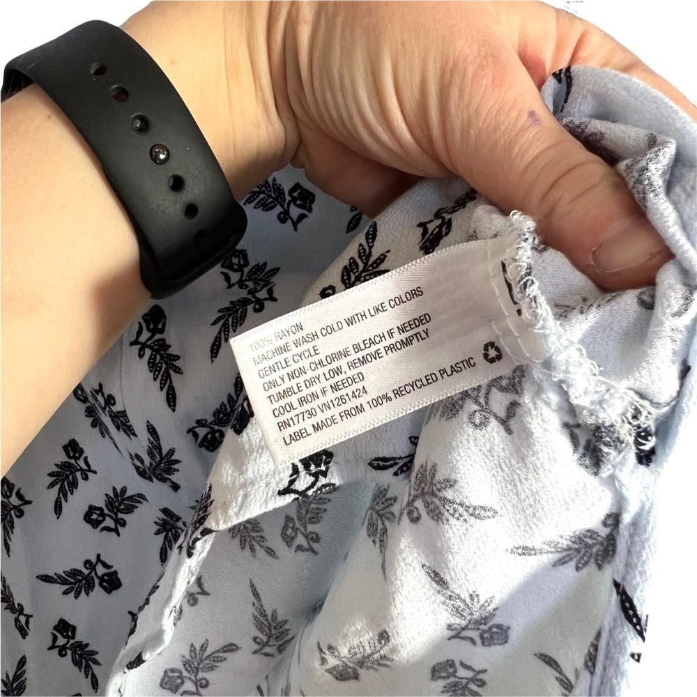 Universal Thread Light Blue Floral Sleeveless V-Neck Rayon Blouse Top Size Small - Picture 11 of 16